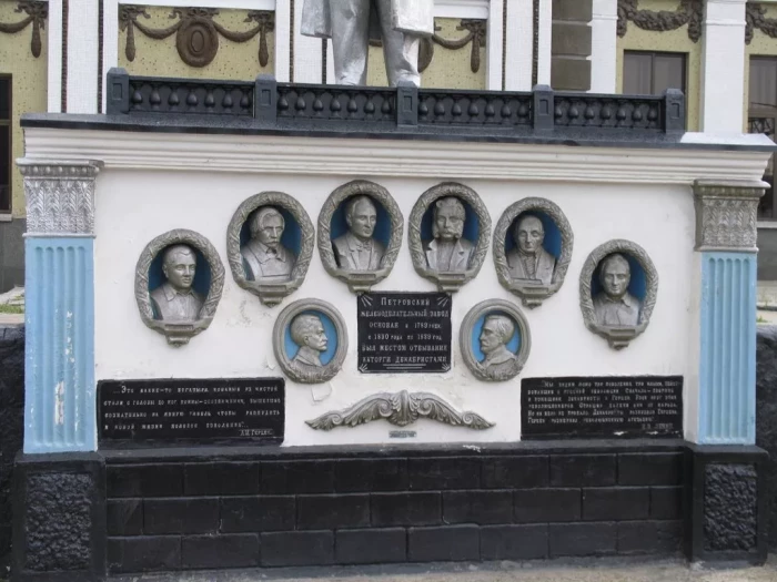 Памятник-портал с восемью барельефами декабристов