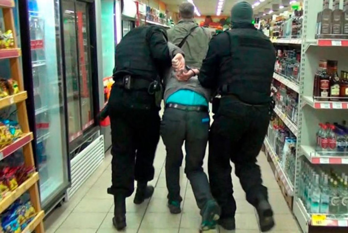Полицейские задержали двоих парней, ограбивших магазин в Чите