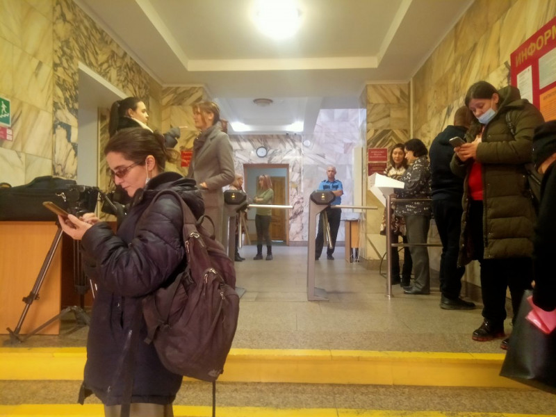 Журналистов оставили стоять на первом этаже, не пропустив в зал на втором, где проходили публичные слушания. Фото ИА ZabNews