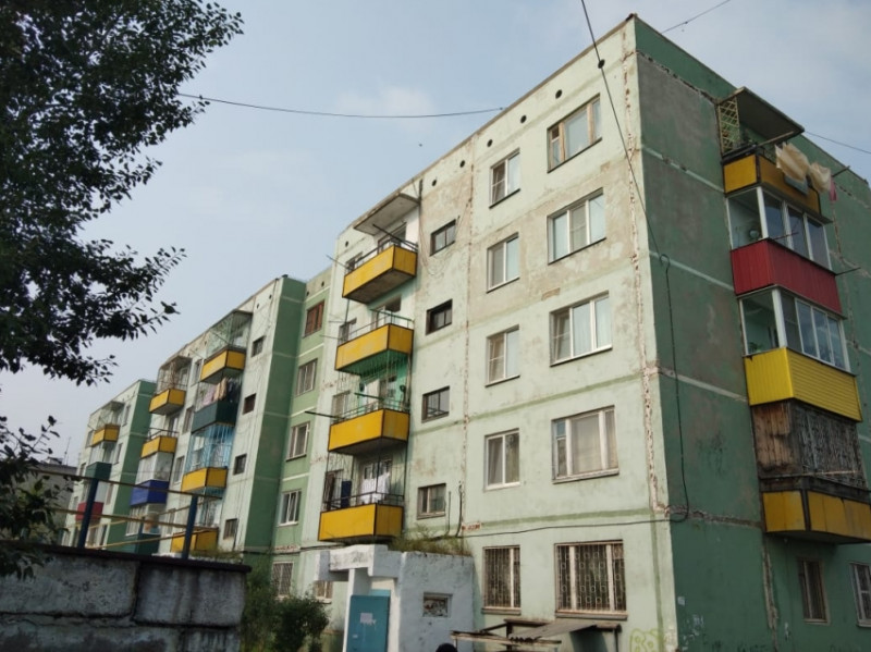 Жители посёлка Кокуй переедут из аварийного 85-летнего дома в новые квартиры