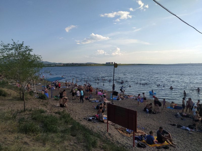 Тысячи читинцев вышли купаться на закрытый из-за кишечной палочки городской пляж