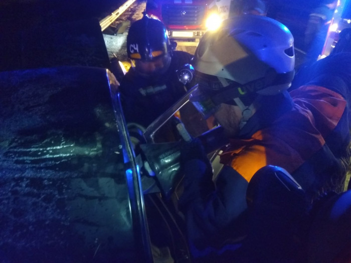 Спасатели достали из «Волги» зажатого после ДТП с двумя фурами водителя на трассе Чита — Хилок
