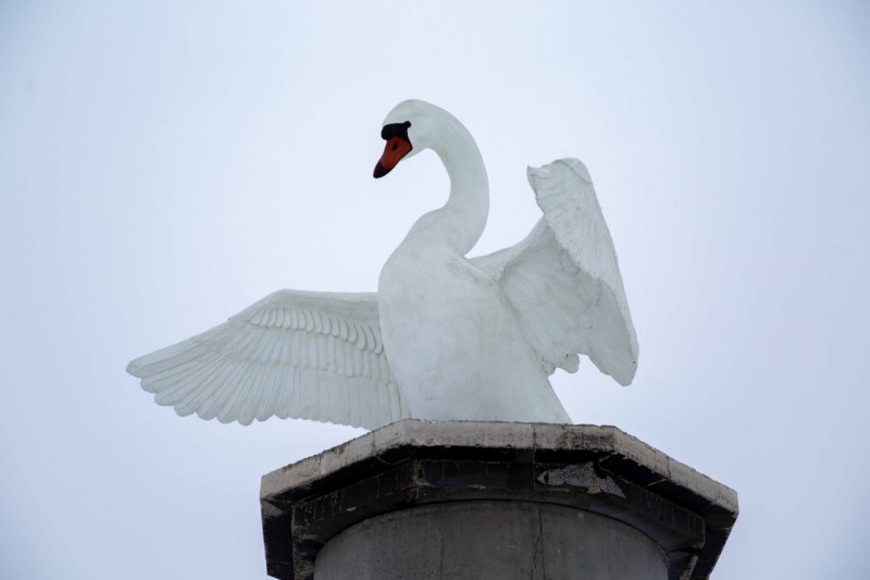 Скульптура лебедя на въезде в село Угдан. Фото: ZabNews