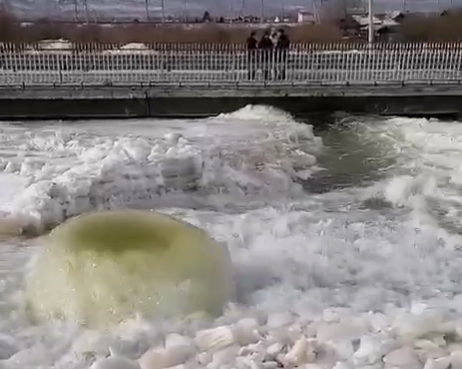 Фонтан забил после вскрытия льда на ручье Песчанка в Чите