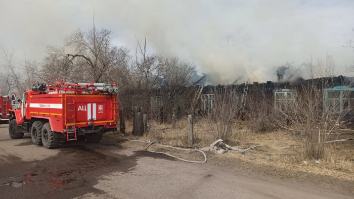 43 спасателя тушили пожар в многоквартирном доме в посёлке Сибирский в Чите