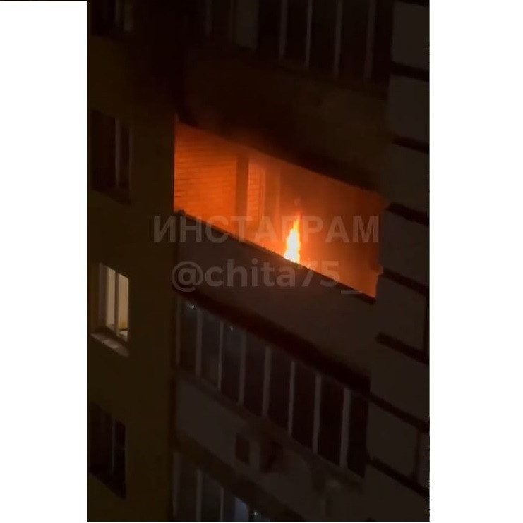 Балкон загорелся спустя 5 минут после Нового года в центре Читы