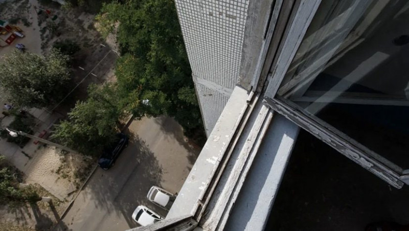 Восьмилетняя девочка выпала с третьего этажа в Краснокаменске