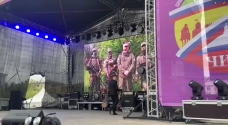 Видеопоздравление от бойцов спецоперации показали на площади Ленина в День города