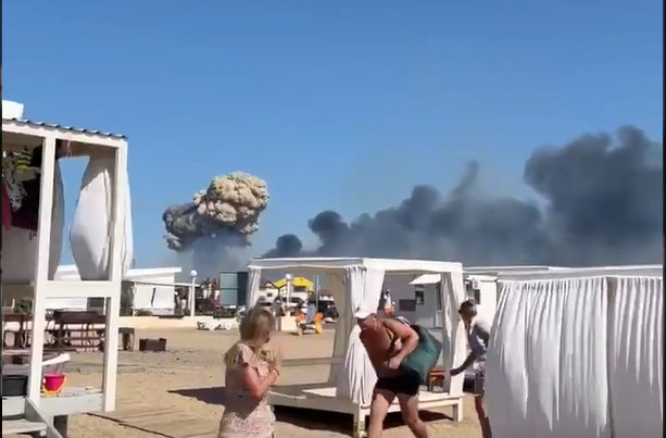 Возле военного аэропорта и склада боеприпасов в Крыму произошли взрывы
