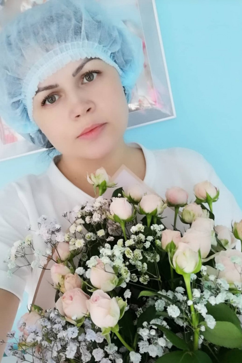 Мария с цветами от благодарных пациентов