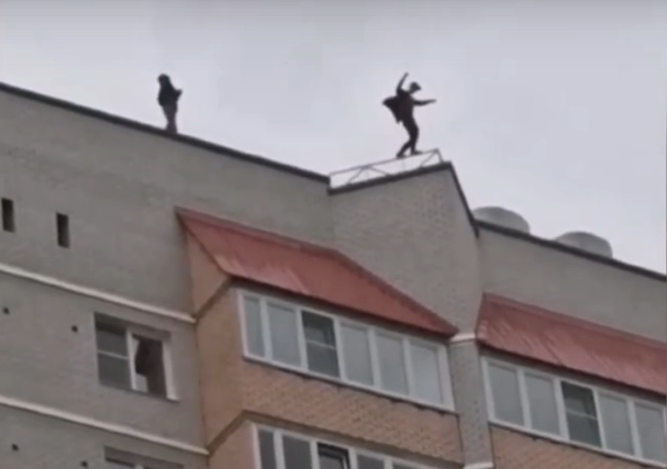 Двое подростков гуляли по краю крыши многоэтажки в Чите