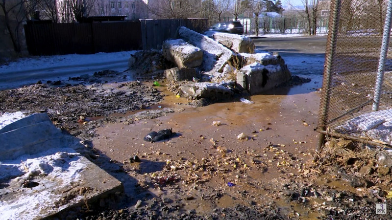 Нечистоты вновь появились на месте снесённых после визита замминистра ЖКХ РФ туалетов в Чите