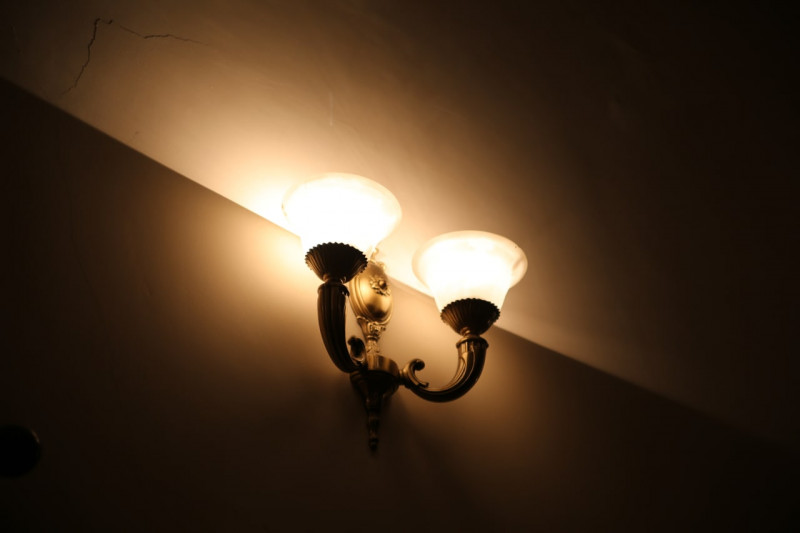 Лампа на стене