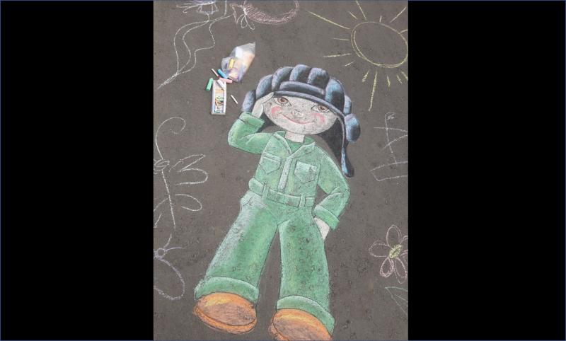 Портрет мальчика Алёшки мелками нарисовали дети в Краснокаменске во время праздника 1 июня