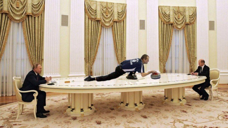 Стол Путина. Фото: memepedia.ru