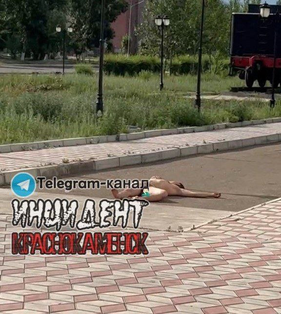 Пьяный житель Краснокаменска голым заснул на одной из улиц города