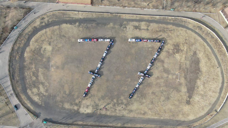 Автомобили выстроились в форме числа 77 в честь годовщины Победы в Чите