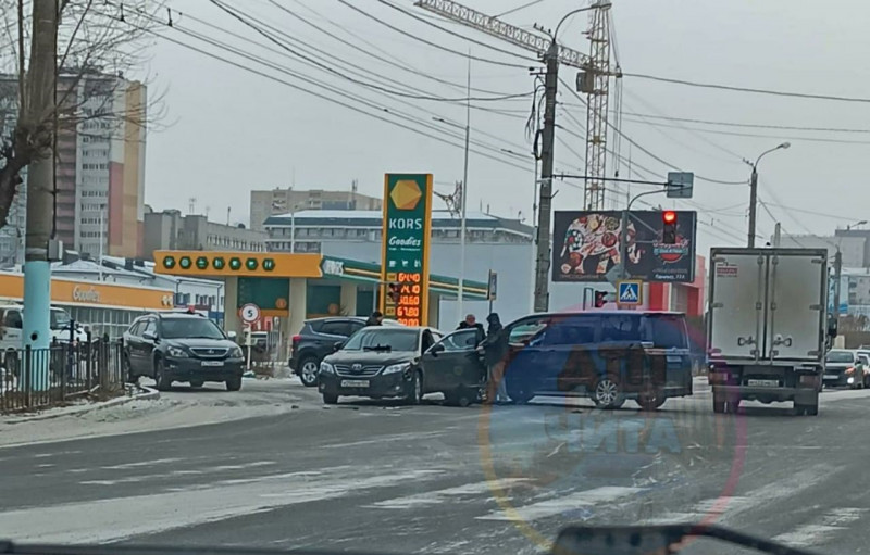 Водители не поделили дорогу и устроили пробку на Ленина в Чите