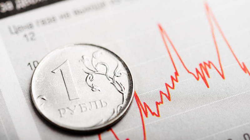 Рубль ослаб по отношению к доллару и евро на фоне событий с ЧВК «Вагнер»