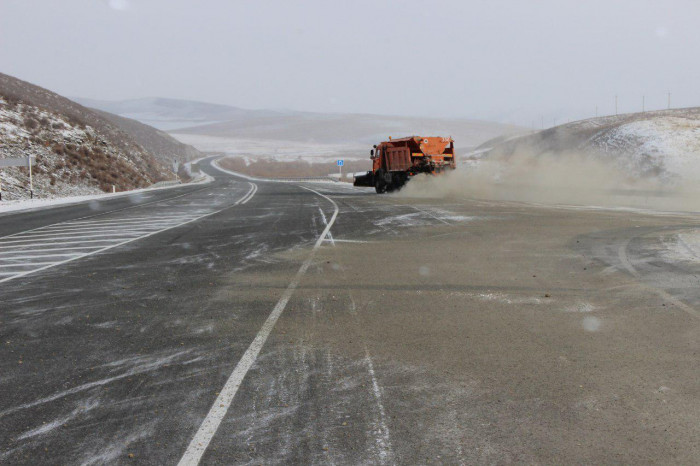 Дорожники приступили к борьбе с последствиями от выпавшего снега на трассах в Забайкалье