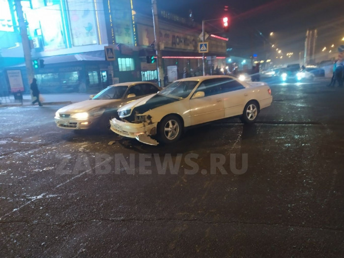 Два автомобиля столкнулись на перекрёстке ул. Богомягкова и Бабушкина в Чите