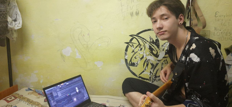 Музыкант в комнате общежития