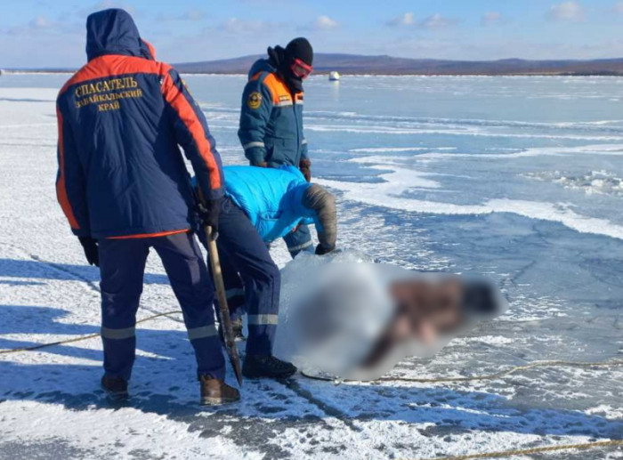 Машина с рыбаком ушла под лёд на озере Иван, водолазы подняли тело