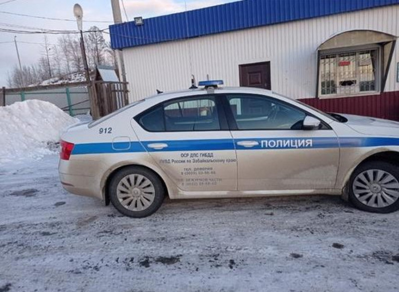 Экипаж ГИБДД спас водителя из Якутии на трассе в Забайкалье