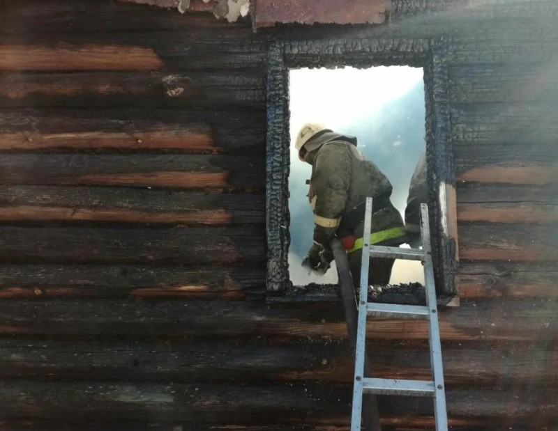 Пожарные в Чите спасли семью с тремя детьми из дома с горящей баней