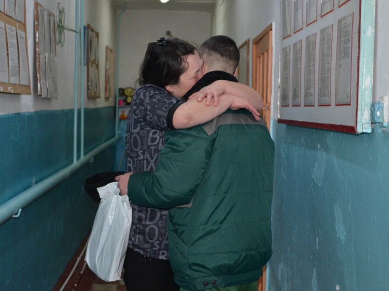 Несовершеннолетн6ий осуждённый встретился с родителями в СИЗО в Чите 