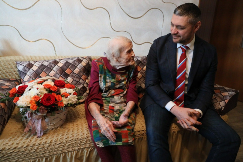 Глава Забайкалья Осипов поздравил ветерана Великой отечественной со столетним юбилеем
