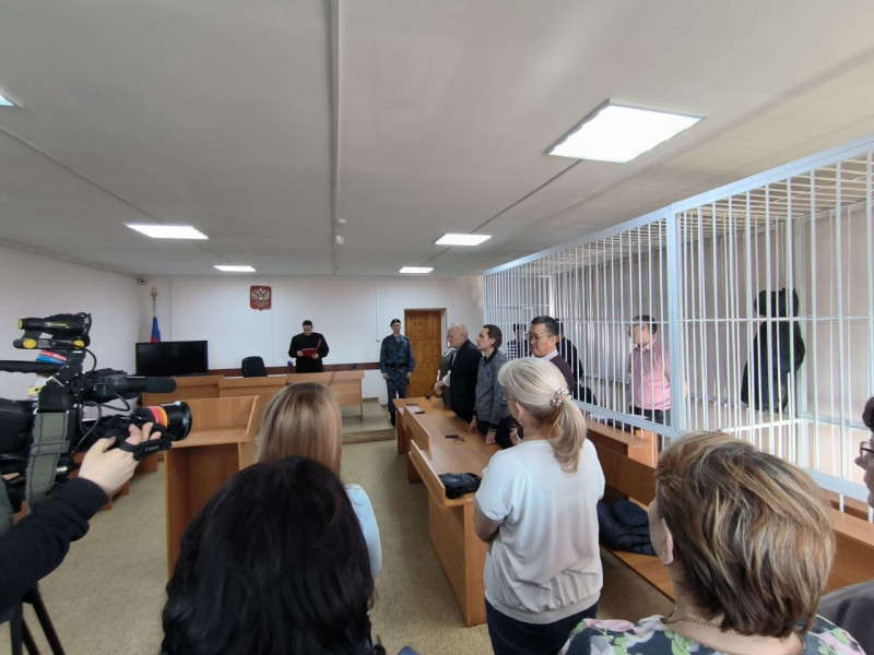 Зрители слушают приговор суда экс-полицейским Москвитину и Поливину