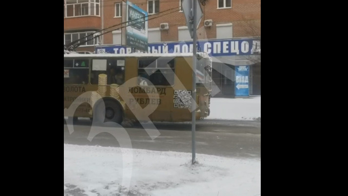 Троллейбус на улице Бутина в Чите не мог сдвинуться с места из-за снега