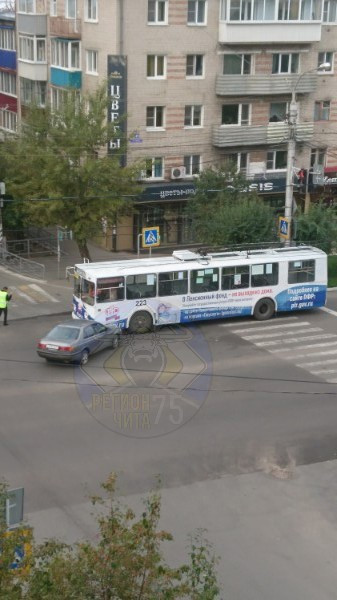 Пьяный водитель врезался в троллейбус на Ленина – Столярова в Чите
