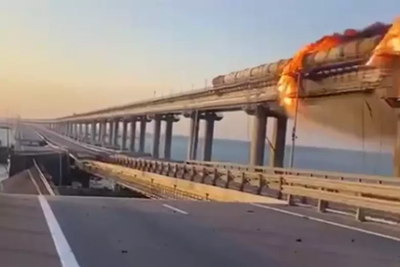 Ж/д состав горит на Крымском мосту после подрыва автомобиля