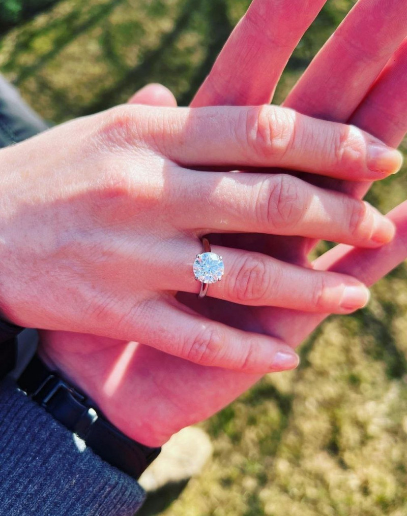 Обручальное кольцо с драгоценным камнем. Фото: Дмитрий Спиридонов