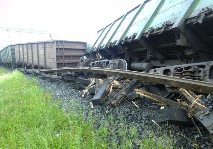 Вагоны грузового поезда сошли с рельсов в Могочинском районе Забайкалья