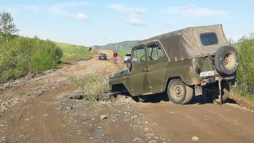 УАЗ провалился в глубокую яму на грунтовой дороге в Забайкалье
