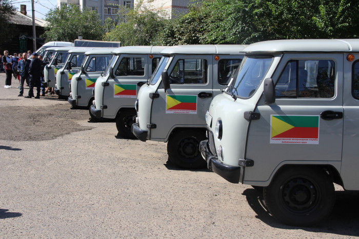 Главы заксобрания и администрации губернатора Забайкалья вручили ветстанциям 9 новых автомобилей