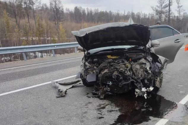 Автомобиль Toyota Mark X врезался в дорожное ограждение на трассе Чита - Хабаровск
