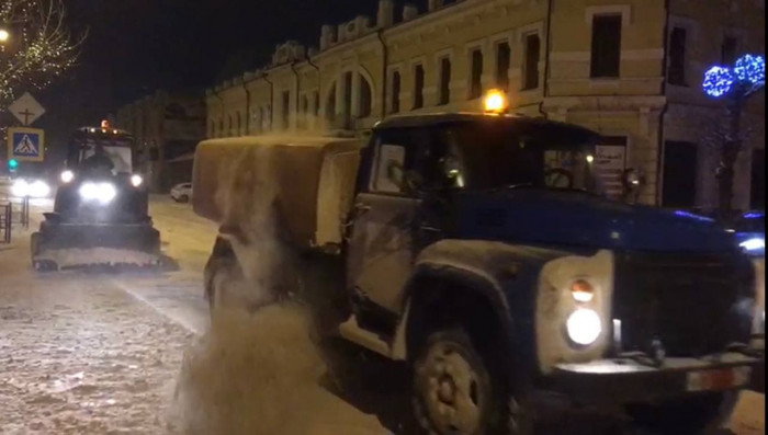 Техника ДМРСУ вышла на ночную уборку от снега улиц Читы