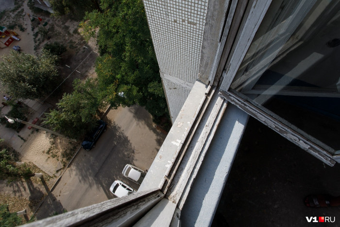 Женщина погибла после падения с 8 этажа дома на ГРЭСе в Чите