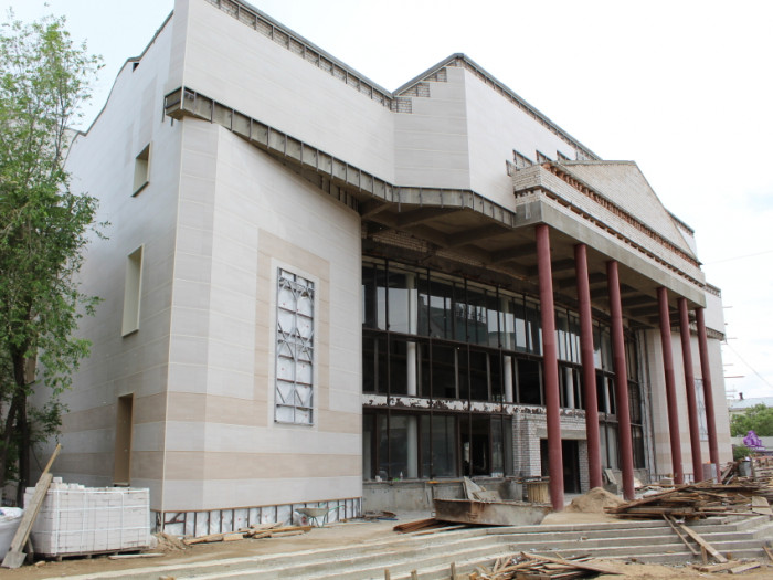 Отделку фасада начали в Забайкальском драмтеатре