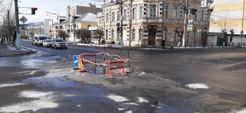 Перекрёсток Чкалова и Бутина в Чите открыли после прорыва воды