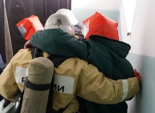 Спасатели эвакуировали 6 человек в Чите из-за задымления дома