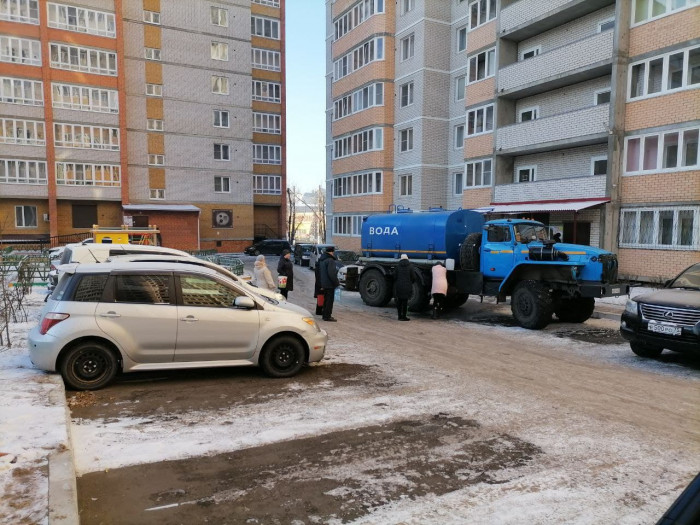 Подвоз воды организовали для жителей домов по улице Курнатовского в Чите из-за аварии