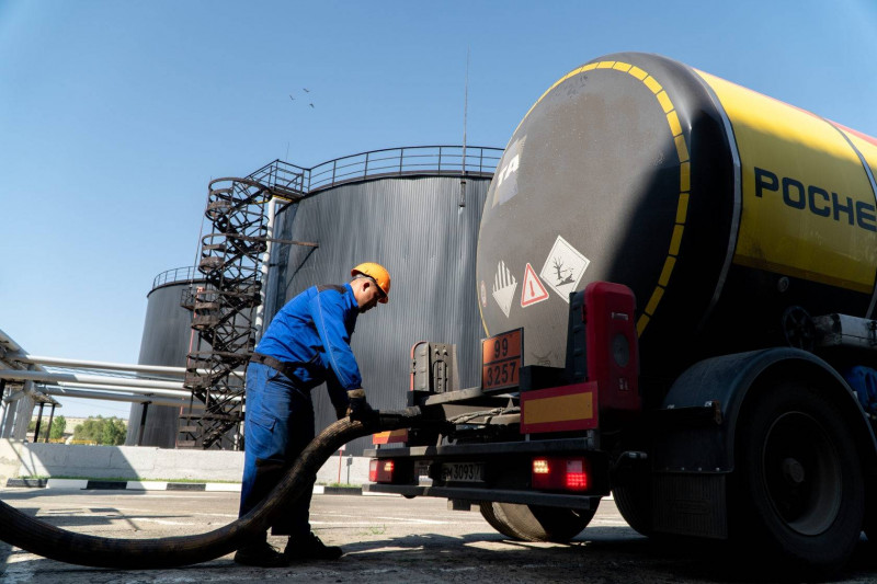 Две тонны дизельного топлива украли сотрудники предприятия в Забайкалье, сливая его после работы