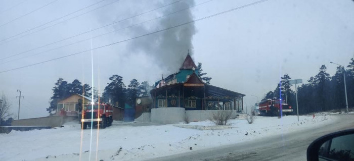 Крыша кафе загорелась на Агинском тракте в Чите утром 15 февраля