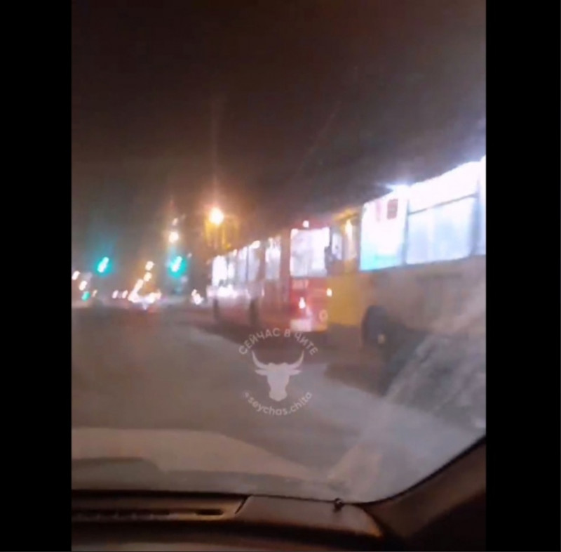 Троллейбусы встали на улице Бабушкина в Чите из-за ДТП с таксистом