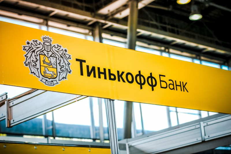 Суд обязал «Тинькофф» вернуть клиенту прибыль от ошибки банка на курсе рубля